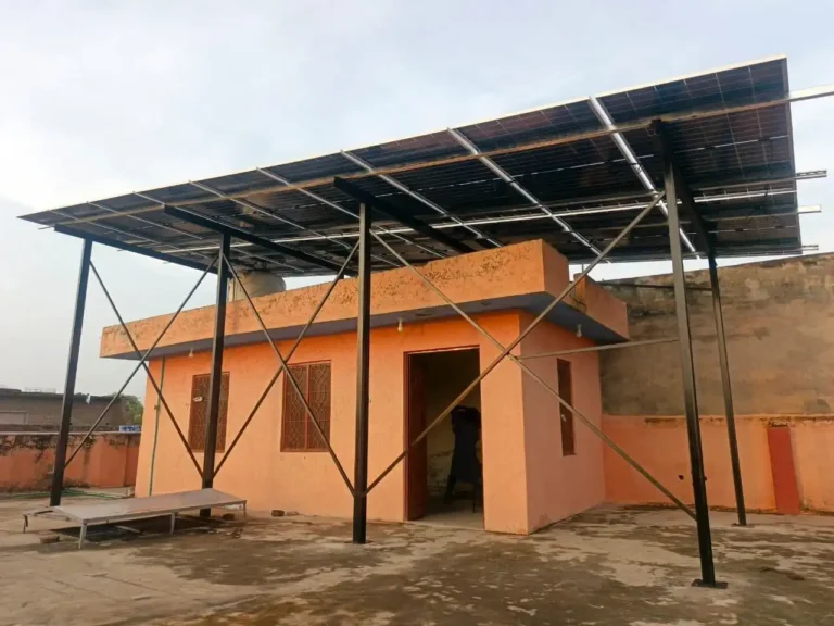 Steel structure for solar panels over a rooftop room